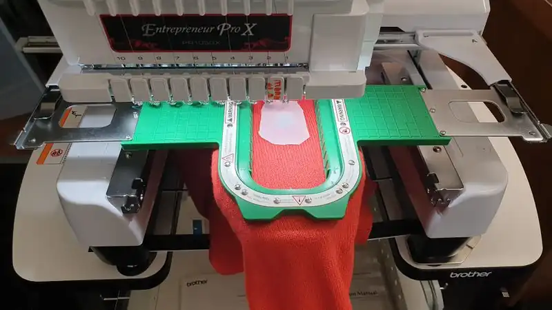 Sleeve frame placed on a sweater sleeve. As it goes the other way, the sleeve can slip up and down the free arm